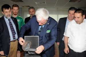 Bursaspor Başkanı Ali Ay'ın doğum g&uuml;n&uuml; &Ouml;zl&uuml;ce Tesisleri'nde kutlandı