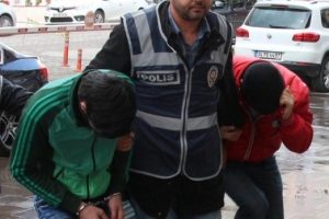 Uyuşturucu satıcılarının elindeki kız &ccedil;ocuklarını polis kurtardı