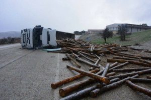 Devrilen TIR yolu kapattı