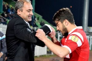 Futbolcular elini &ouml;pmek i&ccedil;in sıraya girdi