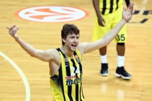 Fenerbah&ccedil;e liderliğe y&uuml;kseldi