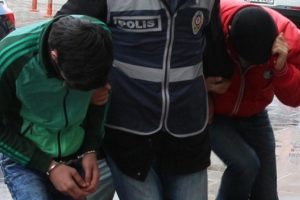 Uyuşturucu satıcılarının elindeki kız &ccedil;ocuklarını polis kurtardı