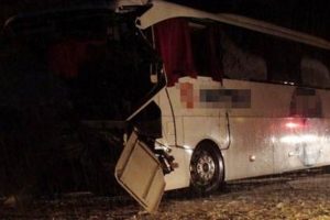 Yolcu otob&uuml;s&uuml; devrildi: 17 yaralı