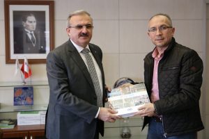 Valiler Karaloğlu ve Yaman'a "AA 2015 Yıllığı" hediye edildi