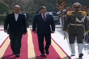 Davutoğlu İran'da resmi t&ouml;renle karşılandı