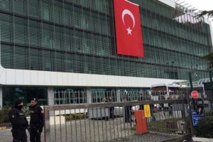 Zaman Gazetesi'ne &ccedil;alışanlar kimlik kontrol&uuml;yle alınıyor