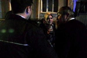 Eşi kapıyı a&ccedil;mayınca, ortalığı ayağa kaldırdı
