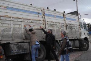 Cam arasında ka&ccedil;ak sigara sevkiyatı polise takıldı