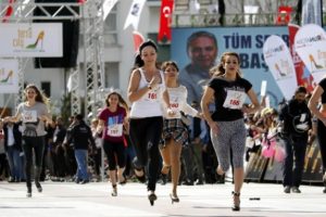 Kadınlar 2 bin liralık &ouml;d&uuml;l i&ccedil;in 'topuk'ladı