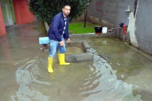 Adana'da yağmur suyu evleri bastı
