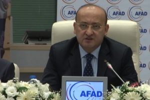 Akdoğan: Deprem &ouml;ld&uuml;rmez, eğitimsizlik &ouml;ld&uuml;r&uuml;r