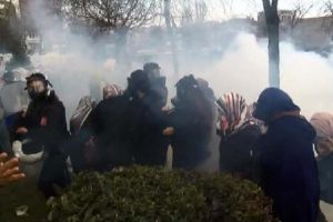 Zaman Gazetesi &ouml;n&uuml;nde polis m&uuml;dahalesi