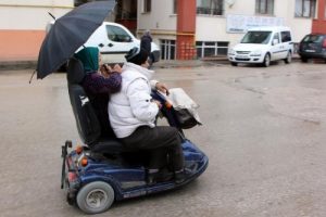 Tek kişilik engelli aracına birlikte bindiler