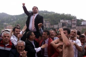 Eski kul&uuml;p başkanı babasının mezarı başında &ouml;l&uuml; bulundu