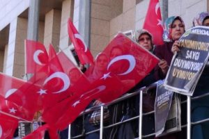 İzmir adliyesi &ouml;n&uuml;nde Zaman'a kayyum protestosu