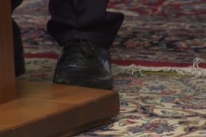 Davutoğlu Silopi'de aldığı ayakkabıyı Tahran'da giydi