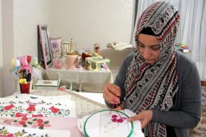 Evsel atıkları s&uuml;s eşyasına d&ouml;n&uuml;şt&uuml;r&uuml;yor