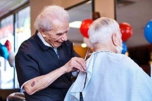 D&uuml;nyanın en yaşlı berberi 105 oldu