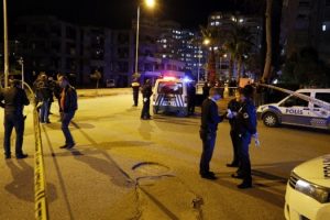 Motosiklet polis aracıyla &ccedil;arpıştı: 1 &ouml;l&uuml;, 2 yaralı