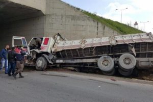 Freni boşalan kamyon k&ouml;pr&uuml; duvarına &ccedil;arptı: 1 yaralı