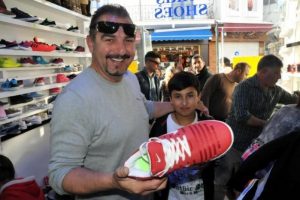 Bodrum'da 10 liraya ayakkabı izdihamı