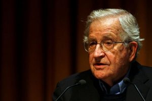 Chomsky'den kayyım tepkisi: Gelecek korkun&ccedil; g&ouml;r&uuml;n&uuml;yor