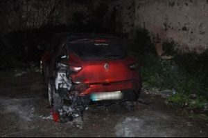 Babasına kızdı otomobili yaktı