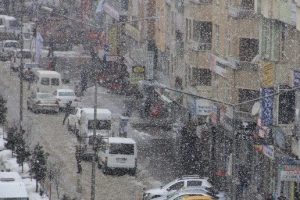 Hakkari'de kar s&uuml;rprizi