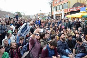 Otostop &ccedil;ekerek toplandılar