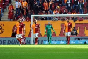 Galatasaray taraftarından protesto