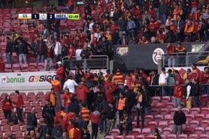 Arena'da şok tepki! Stadı terkettiler