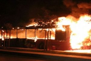 &Ouml;zel halk otob&uuml;s&uuml;n&uuml; molotoflarla ateşe verdiler