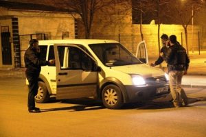 Polis m&uuml;d&uuml;r&uuml;n&uuml;n aracına silahlı saldırı