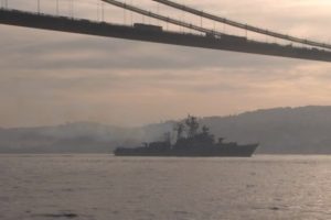 Rus gemisine Boğaz'da helikopterli takip