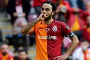 Galatasaray taraftarlarının protestosundan Sel&ccedil;uk İnan da nasibini aldı