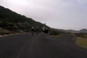 Bisiklet turuna deve kuşu da dahil oldu