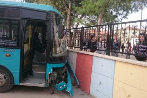 Bursa'da faciaya ramak kaldı! &Ouml;zel Halk Otob&uuml;s&uuml; okul &ouml;n&uuml;nde kaza yaptı...