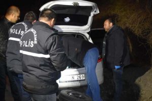 Polisten ka&ccedil;an ara&ccedil;tan kalaşnikof &ccedil;ıktı