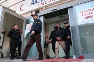 Adapazarı'nda g&ouml;zaltındaki 6 polis sağlık kontrol&uuml;nden ge&ccedil;ti