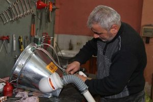 Bah&ccedil;eleri g&uuml;brelemek i&ccedil;in 'g&uuml;bre-matik' geliştirdi