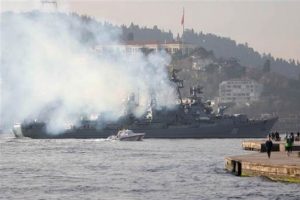 Rus gemisi İstanbul Boğazı'ndan dumanı t&uuml;terek ge&ccedil;ti