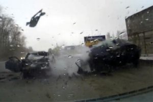Otomobiller kafa kafaya &ccedil;arpıştı: 1 &ouml;l&uuml;, 1 yaralı