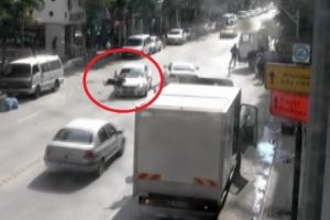 Yayaların dikkatsizliği faciaya davetiye &ccedil;ıkardı