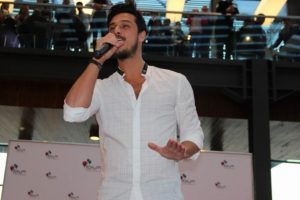 G&ouml;khan Keser sahnede yere d&uuml;şt&uuml;