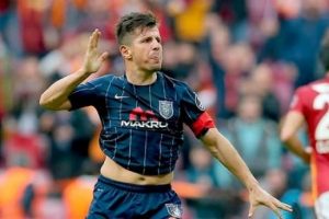 Emre Bel&ouml;zoğlu, TT Arena'da tepkiyle karşılandı!