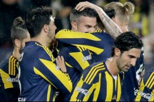 Fenerbah&ccedil;e, &uuml;&ccedil; kulvarda da yoluna devam ediyor