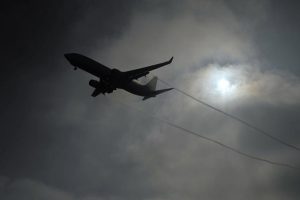 Pilot, ayrılmak isteyen karısını u&ccedil;ağı d&uuml;ş&uuml;rmekle tehdit etti