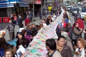 İstanbul'da kadınlar dev pankartla y&uuml;r&uuml;d&uuml;