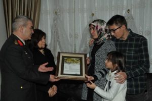 Orgeneral Savaş'tan şehit ailesine şahadet belgesi