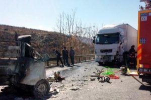 Elazığ'da kamyon ile kamyonet &ccedil;arpıştı: 1 &ouml;l&uuml;